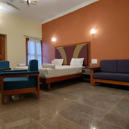 Kanthi Resorts Badami Bāgalkot Extérieur photo
