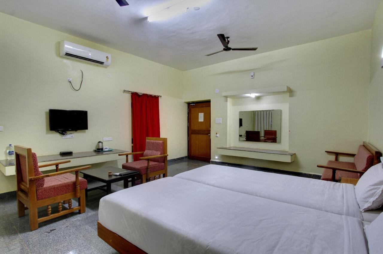 Kanthi Resorts Badami Bāgalkot Extérieur photo