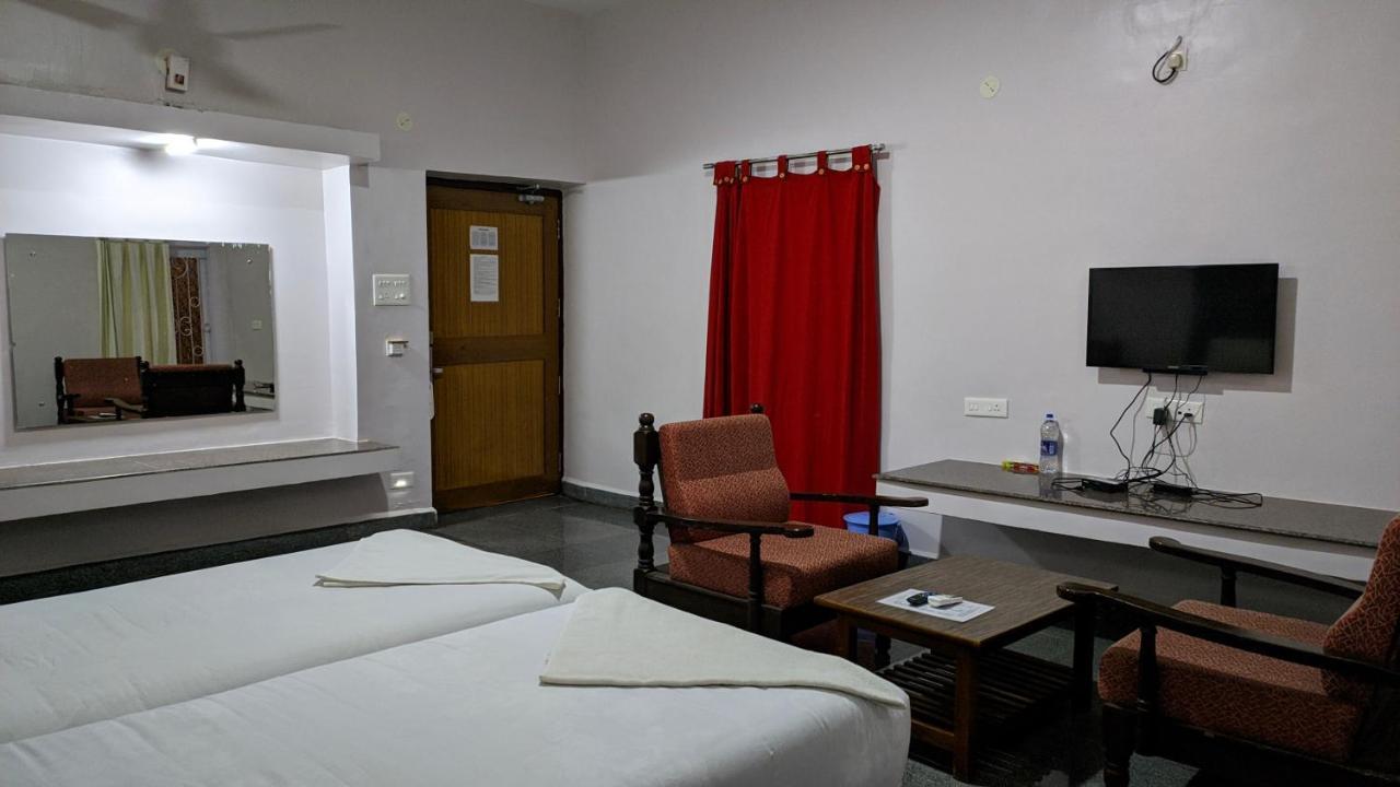 Kanthi Resorts Badami Bāgalkot Extérieur photo