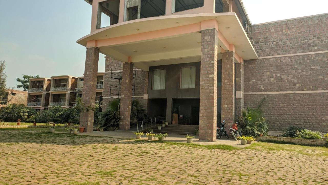 Kanthi Resorts Badami Bāgalkot Extérieur photo