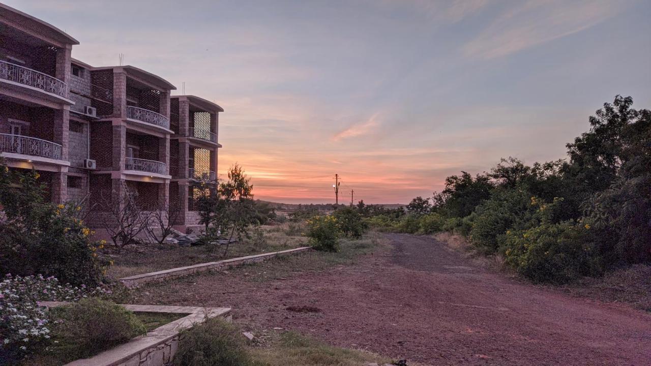 Kanthi Resorts Badami Bāgalkot Extérieur photo