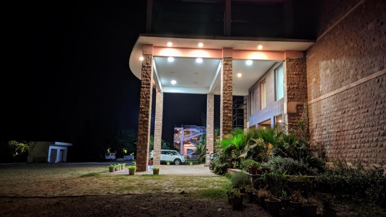Kanthi Resorts Badami Bāgalkot Extérieur photo