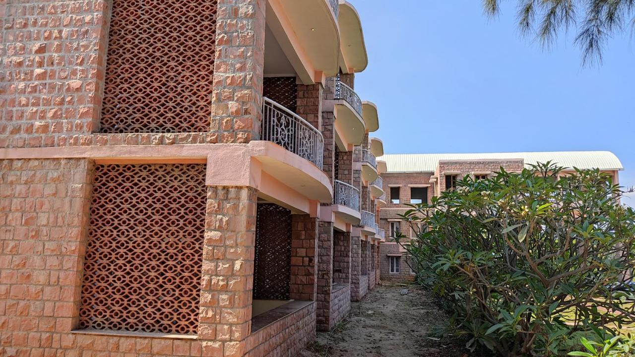 Kanthi Resorts Badami Bāgalkot Extérieur photo