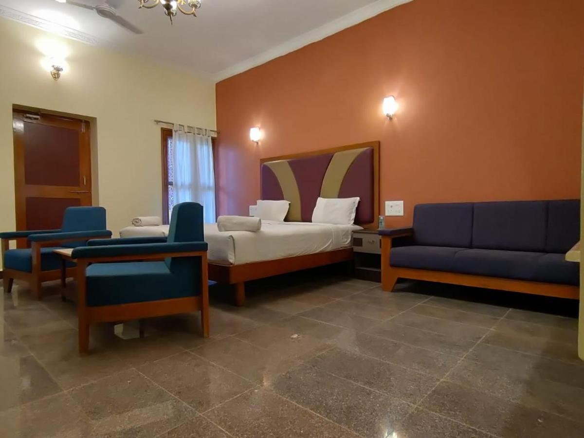Kanthi Resorts Badami Bāgalkot Extérieur photo